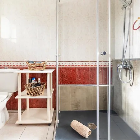 4 Bedr Groundfl Apartm 60m *